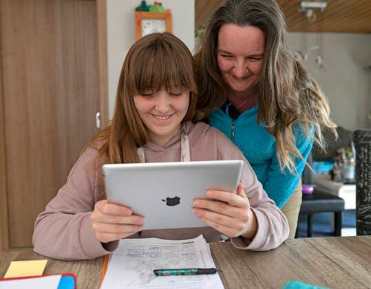 28.02.2020, Kinder und Familie, (Modelreleased). Home Schooling, Kinder in Bayern machen wegen der Corona-Pandemie Unterricht von Zuhause aus. Mädchen sitzt am Schreibtisch und lernt ihre Unterrichts-Aufgaben auf dem iPad 28.02.2020, Kinder und Familie, homeschooling 28.02.2020, Kinder und Familie, homeschooling