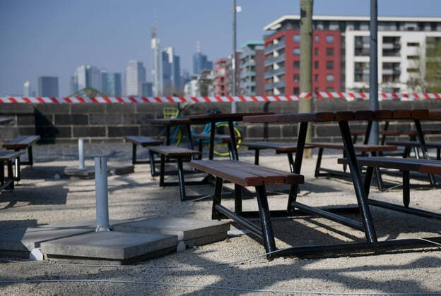 28.03.2020, xblx, Frankfurt am Tag 6 des Kontaktverbots, das Cafe am Mainufer darf keine Gäste haben, Tische und Stühle abgesperrt, Frankfurt am Main