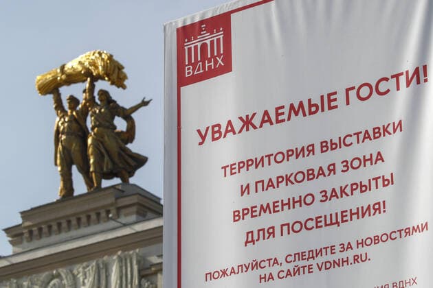 MOSCOW, RUSSIA - MARCH 28, 2020: A notice outside the VDNKh Exhibition Centre closed from March 28 to April 5 as part of preventive measures agains the spread of the COVID-19 infection. The novel coronavirus outbreak took place in Central China in December 2019 and went on to spread to over 160 countries causing the World Health Organisation to declare it a pandemic. Artyom Geodakyan TASS  TS0D3B4C