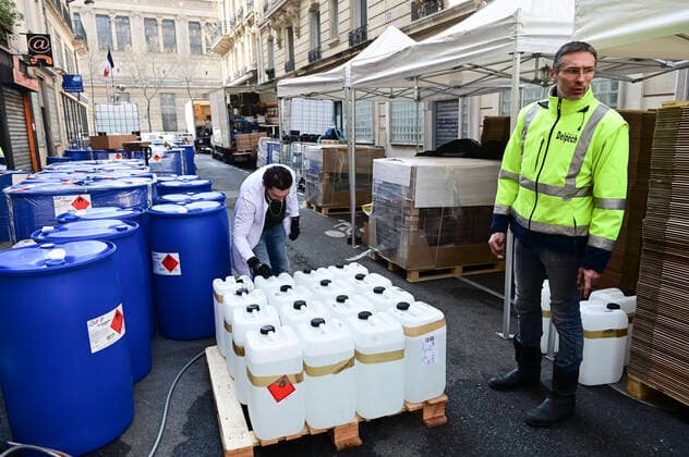 La Pharmacie Delpech specialisee dans les preparations magistrales fabrique 10000 litres de solution Hydroalcoolique OMS dans la rue par jour NEWS : COVID19 - Paris - 28 03 2020 JBAutissier Panoramic 