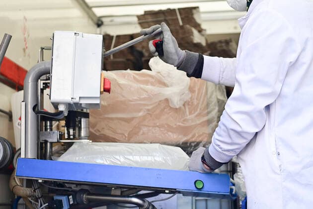 La Pharmacie Delpech specialisee dans les preparations magistrales fabrique 10000 litres de solution Hydroalcoolique OMS dans la rue par jour NEWS : COVID19 - Paris - 28 03 2020 JBAutissier Panoramic 
