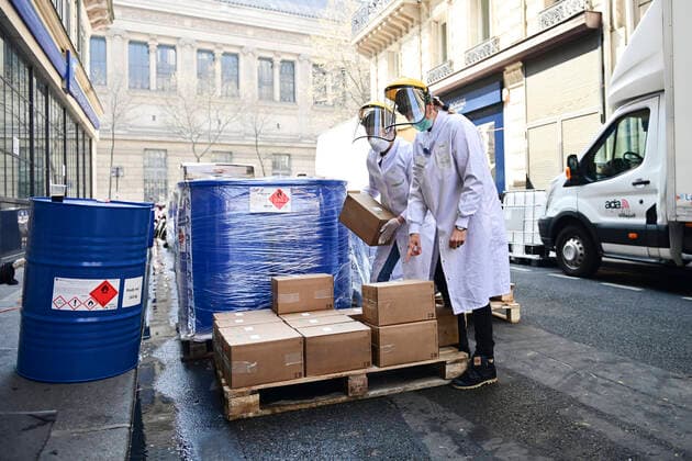 La Pharmacie Delpech specialisee dans les preparations magistrales fabrique 10000 litres de solution Hydroalcoolique OMS dans la rue par jour NEWS : COVID19 - Paris - 28 03 2020 JBAutissier Panoramic 