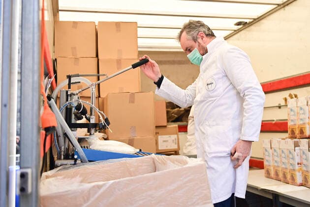 La Pharmacie Delpech specialisee dans les preparations magistrales fabrique 10000 litres de solution Hydroalcoolique OMS dans la rue par jour NEWS : COVID19 - Paris - 28 03 2020 JBAutissier Panoramic 