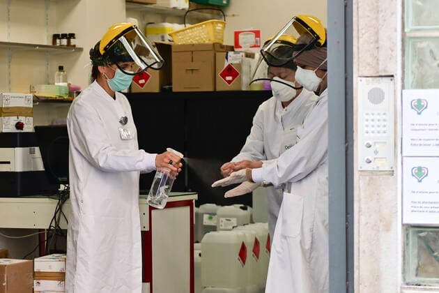 La Pharmacie Delpech specialisee dans les preparations magistrales fabrique 10000 litres de solution Hydroalcoolique OMS dans la rue par jour NEWS : COVID19 - Paris - 28 03 2020 JBAutissier Panoramic 