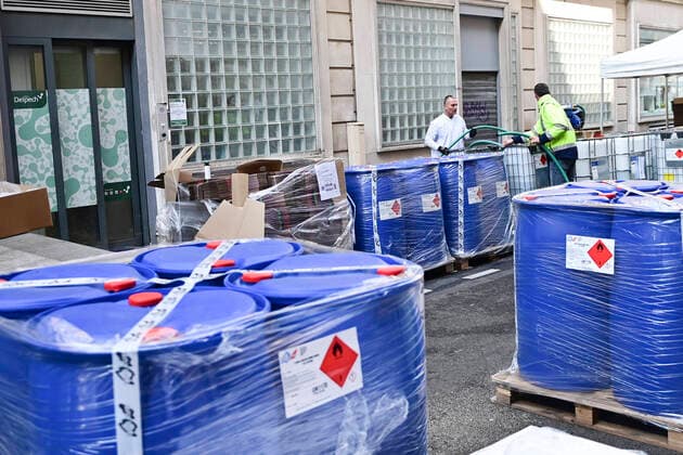 La Pharmacie Delpech specialisee dans les preparations magistrales fabrique 10000 litres de solution Hydroalcoolique OMS dans la rue par jour NEWS : COVID19 - Paris - 28 03 2020 JBAutissier Panoramic 