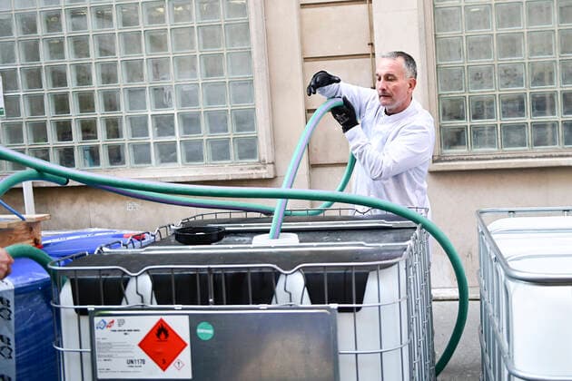 La Pharmacie Delpech specialisee dans les preparations magistrales fabrique 10000 litres de solution Hydroalcoolique OMS dans la rue par jour NEWS : COVID19 - Paris - 28 03 2020 JBAutissier Panoramic 