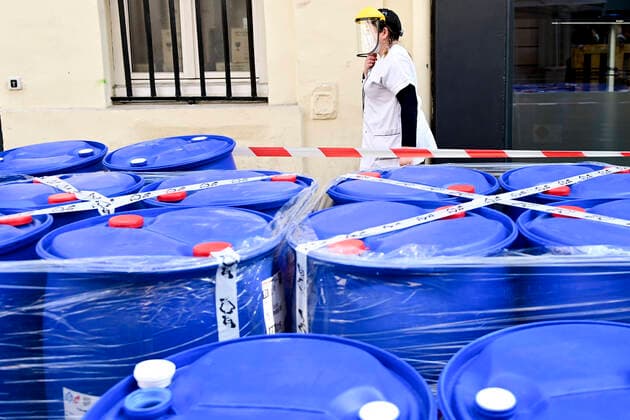 La Pharmacie Delpech specialisee dans les preparations magistrales fabrique 10000 litres de solution Hydroalcoolique OMS dans la rue par jour NEWS : COVID19 - Paris - 28 03 2020 JBAutissier Panoramic 