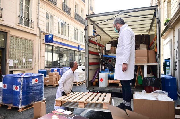 La Pharmacie Delpech specialisee dans les preparations magistrales fabrique 10000 litres de solution Hydroalcoolique OMS dans la rue par jour NEWS : COVID19 - Paris - 28 03 2020 JBAutissier Panoramic 