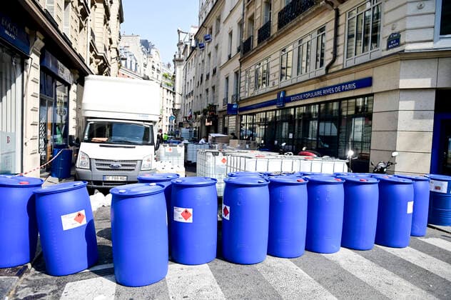 La Pharmacie Delpech specialisee dans les preparations magistrales fabrique 10000 litres de solution Hydroalcoolique OMS dans la rue par jour NEWS : COVID19 - Paris - 28 03 2020 JBAutissier Panoramic 