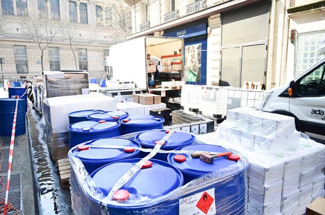 La Pharmacie Delpech specialisee dans les preparations magistrales fabrique 10000 litres de solution Hydroalcoolique OMS dans la rue par jour NEWS : COVID19 - Paris - 28 03 2020 JBAutissier Panoramic 