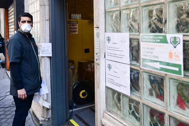 La Pharmacie Delpech specialisee dans les preparations magistrales fabrique 10000 litres de solution Hydroalcoolique OMS dans la rue par jour NEWS : COVID19 - Paris - 28 03 2020 JBAutissier Panoramic 