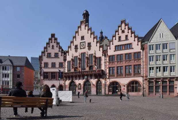 28.03.2020, xblx, Frankfurt am Tag 6 des Kontaktverbots, nur wenige Menschen auf dem Römerberg Frankfurt am Main