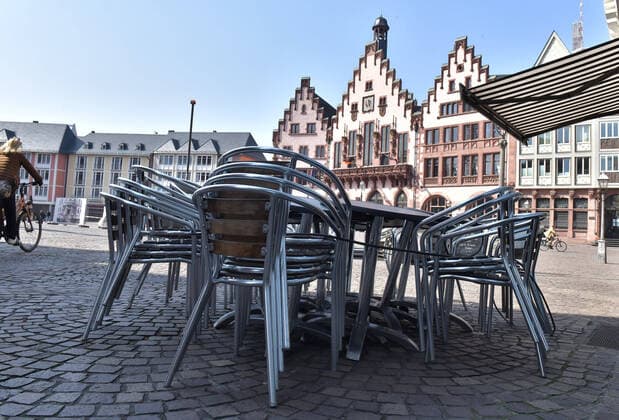 28.03.2020, xblx, Frankfurt am Tag 6 des Kontaktverbots, die Cafes am Römerberg dürfen keine Gäste bewirten, leere und zusammengerückte Tische und Stühle Frankfurt am Main