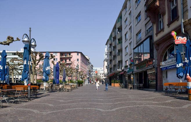 28.03.2020, xblx, Frankfurt am Tag 6 des Kontaktverbots, die Cafes am Paulsplatz dürfen keine Gäste bewirten, leere Tische und Stühle Frankfurt am Main
