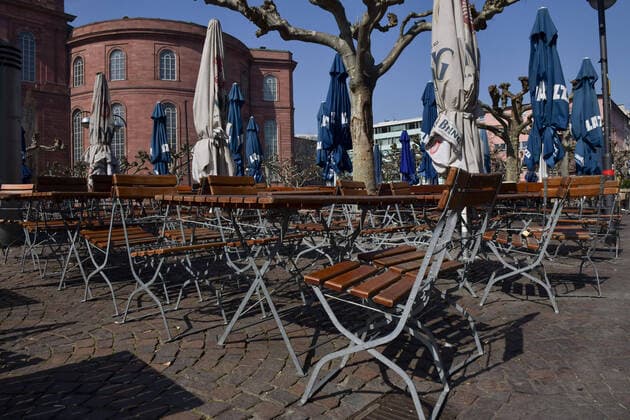 28.03.2020, xblx, Frankfurt am Tag 6 des Kontaktverbots, die Cafes am Paulsplatz dürfen keine Gäste bewirten, leere Tische und Stühle Frankfurt am Main