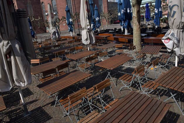 28.03.2020, xblx, Frankfurt am Tag 6 des Kontaktverbots, die Cafes am Paulsplatz dürfen keine Gäste bewirten, leere Tische und Stühle Frankfurt am Main