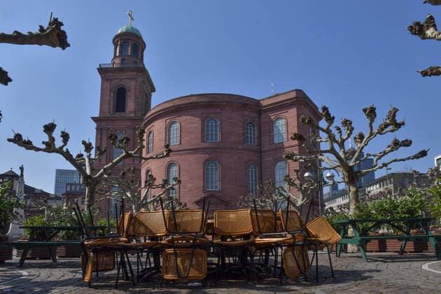 28.03.2020, xblx, Frankfurt am Tag 6 des Kontaktverbots, die Cafes am Paulsplatz dürfen keine Gäste bewirten, leere Tische und Stühle Frankfurt am Main