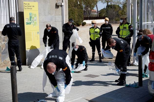Members of the Spanish Army s Military Emergency Unit (UME) work on the disinfection of DIDA juvenile center in Barcelona, Catalonia, Spain, 28 March 2020. Spain faces the 14th consecutive day of national lockdown in an effort to slow down the spread of the pandemic COVID-19 disease caused by the SARS-CoV-2 coronavirus. Coronavirus in Spain !ACHTUNG: NUR REDAKTIONELLE NUTZUNG!  Copyright: xAlejandroxGarcíax GRAF2767 20200328-637210090083007338