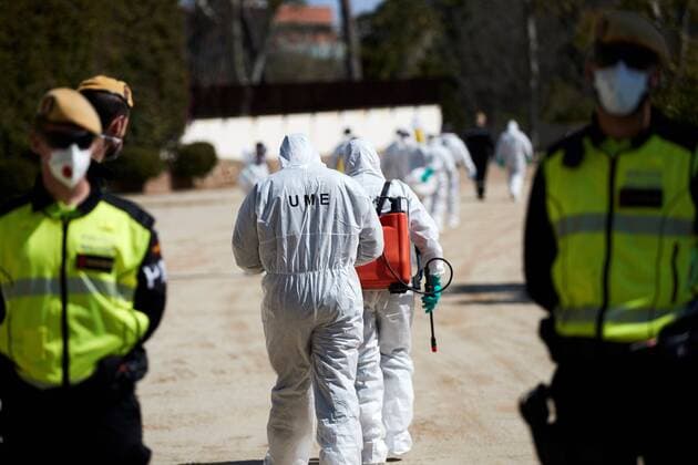 Members of the Spanish Army s Military Emergency Unit (UME) work on the disinfection of DIDA juvenile center in Barcelona, Catalonia, Spain, 28 March 2020. Spain faces the 14th consecutive day of national lockdown in an effort to slow down the spread of the pandemic COVID-19 disease caused by the SARS-CoV-2 coronavirus. Coronavirus in Spain !ACHTUNG: NUR REDAKTIONELLE NUTZUNG!  Copyright: xAlejandroxGarcíax GRAF2776 20200328-637210090096757603