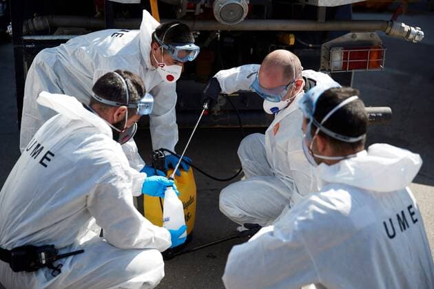 Members of the Spanish Army s Military Emergency Unit (UME) work on the disinfection of DIDA juvenile center in Barcelona, Catalonia, Spain, 28 March 2020. Spain faces the 14th consecutive day of national lockdown in an effort to slow down the spread of the pandemic COVID-19 disease caused by the SARS-CoV-2 coronavirus. Coronavirus in Spain !ACHTUNG: NUR REDAKTIONELLE NUTZUNG!  Copyright: xAlejandroxGarcíax GRAF2770 20200328-637210090736262258