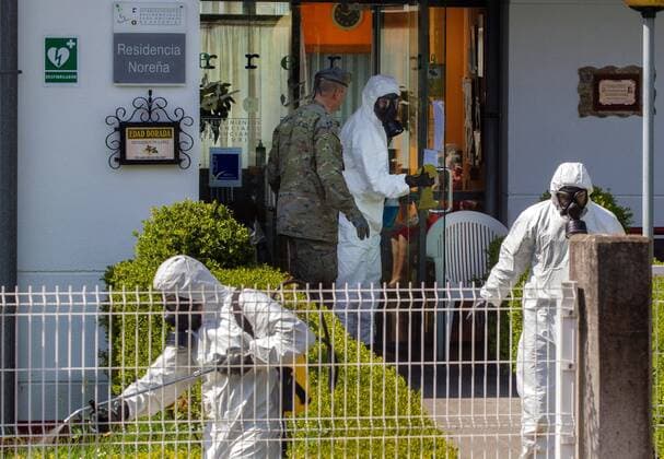 Members of the Spanish Army s Military Emergency Unit (UME) work on the disinfection of a geriatric in Norena, Asturias, northern Spain, 28 March 2020. Spain faces the 14th consecutive day of national lockdown in an effort to slow down the spread of the pandemic COVID-19 disease caused by the SARS-CoV-2 coronavirus. Coronavirus in Spain !ACHTUNG: NUR REDAKTIONELLE NUTZUNG!  Copyright: xAlbertoxMorantex GRAF2791 20200328-637210091986440049