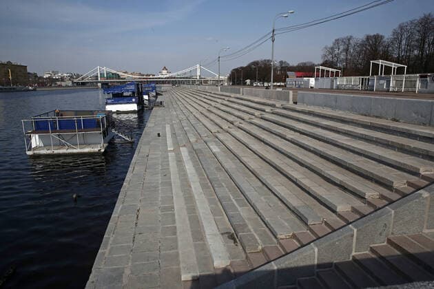 MOSCOW, RUSSIA - MARCH 28, 2020: A view of the empty Pushkinskaya Embankment in Moscow s Gorky Central Park closed from March 28 to April 5 as part of preventive measures against the spread of the COVID-19 infection. The novel coronavirus outbreak took place in Central China in December 2019 and went on to spread to over 160 countries causing the World Health Organisation to declare it a pandemic. Sergei Fadeichev TASS  TS0D3B68