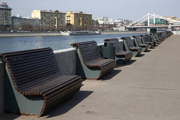 MOSCOW, RUSSIA - MARCH 28, 2020: Empty benches on the Pushkinskaya Embankment in Moscow s Gorky Central Park closed from March 28 to April 5 as part of preventive measures against the spread of the COVID-19 infection. The novel coronavirus outbreak took place in Central China in December 2019 and went on to spread to over 160 countries causing the World Health Organisation to declare it a pandemic. Sergei Fadeichev TASS  TS0D3B08
