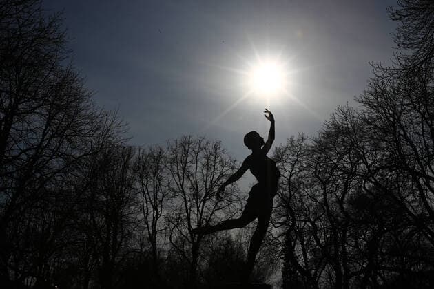 MOSCOW, RUSSIA - MARCH 28, 2020: A sculpture at Moscow s Gorky Central Park closed from March 28 to April 5 as part of preventive measures against the spread of the COVID-19 infection. The novel coronavirus outbreak took place in Central China in December 2019 and went on to spread to over 160 countries causing the World Health Organisation to declare it a pandemic. Sergei Fadeichev TASS  TS0D3B0E