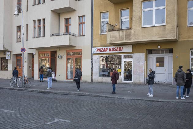 Menschen stehen in einer Schlange, vor einem Laden in Berlin. 28.03.2020. Berlin Deutschland
