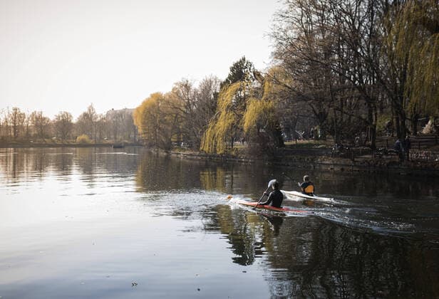 Zwei Paddler, aufgenommen im Kanal am sogenanten drei lander eck (Treptow, Neukoelln, Kreutzberg) in Berlin. 28.03.2020. Berlin Deutschland