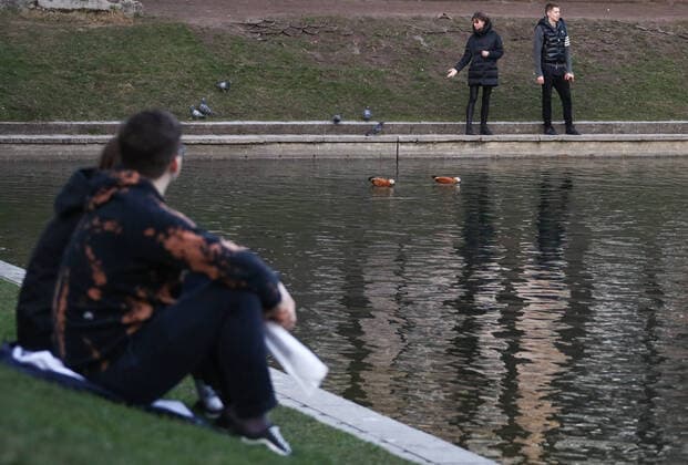 MOSCOW, RUSSIA - MARCH 28, 2020: Citizens enjoy their weekend in central Moscow s Patriarshiye Ponds amid the ongoing COVID-19 pandemic. Valery Sharifulin TASS  TS0D3B75