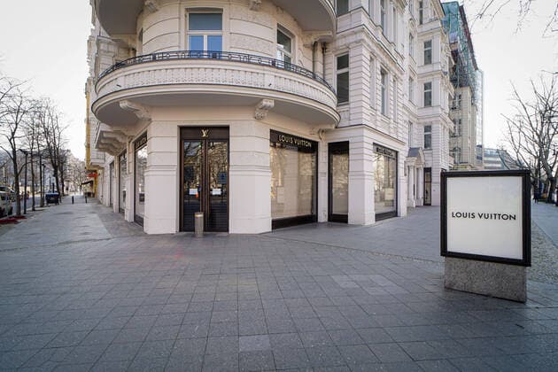 28.03.2020,Berlin,Deutschland,GER,die Stadt in Zeiten der Corona Pandemie, Louis Vuitton Filiale am Kurfürstendamm ist geschlossen.