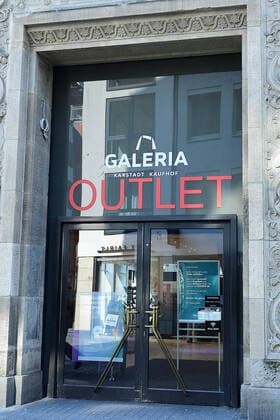 Galeria Karstadt Kaufhof beantragt Staatshilfe Die Corona-Krise droht Galeria Karstadt Kaufhof den gerade halbwegs gewonnenen Boden unter den Füßen wegzureißen. Nun hat der Warenhauskonzern nach LZ-Informationen Staatshilfen beantragt. Galeria Karstadt Kaufhof will unter den Rettungsschirm der Bundesregierung schlüpfen. Nach LZ-Informationen hat das Unternehmen Staatshilfen beantragt, um die wirtschaftlichen Folgen der Corona-Epidemie abfedern zu können. Der Warenhauskonzern musste, wie andere Nonfood-Händler auch, infolge der Pandemie seine Filialen deutschlandweit schließen.