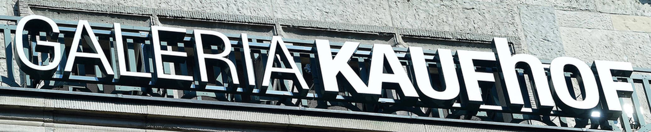 Galeria Karstadt Kaufhof beantragt Staatshilfe Die Corona-Krise droht Galeria Karstadt Kaufhof den gerade halbwegs gewonnenen Boden unter den Füßen wegzureißen. Nun hat der Warenhauskonzern nach LZ-Informationen Staatshilfen beantragt. Galeria Karstadt Kaufhof will unter den Rettungsschirm der Bundesregierung schlüpfen. Nach LZ-Informationen hat das Unternehmen Staatshilfen beantragt, um die wirtschaftlichen Folgen der Corona-Epidemie abfedern zu können. Der Warenhauskonzern musste, wie andere Nonfood-Händler auch, infolge der Pandemie seine Filialen deutschlandweit schließen.