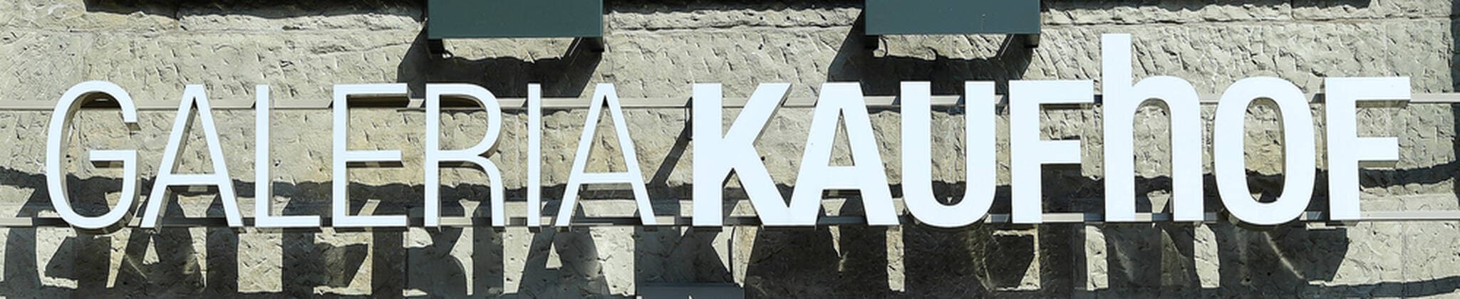 Galeria Karstadt Kaufhof beantragt Staatshilfe Die Corona-Krise droht Galeria Karstadt Kaufhof den gerade halbwegs gewonnenen Boden unter den Füßen wegzureißen. Nun hat der Warenhauskonzern nach LZ-Informationen Staatshilfen beantragt. Galeria Karstadt Kaufhof will unter den Rettungsschirm der Bundesregierung schlüpfen. Nach LZ-Informationen hat das Unternehmen Staatshilfen beantragt, um die wirtschaftlichen Folgen der Corona-Epidemie abfedern zu können. Der Warenhauskonzern musste, wie andere Nonfood-Händler auch, infolge der Pandemie seine Filialen deutschlandweit schließen.