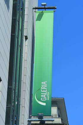 Galeria Karstadt Kaufhof beantragt Staatshilfe Die Corona-Krise droht Galeria Karstadt Kaufhof den gerade halbwegs gewonnenen Boden unter den Füßen wegzureißen. Nun hat der Warenhauskonzern nach LZ-Informationen Staatshilfen beantragt. Galeria Karstadt Kaufhof will unter den Rettungsschirm der Bundesregierung schlüpfen. Nach LZ-Informationen hat das Unternehmen Staatshilfen beantragt, um die wirtschaftlichen Folgen der Corona-Epidemie abfedern zu können. Der Warenhauskonzern musste, wie andere Nonfood-Händler auch, infolge der Pandemie seine Filialen deutschlandweit schließen.