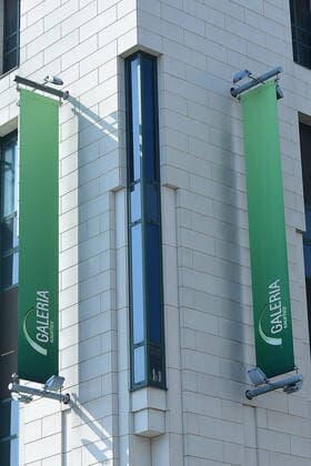 Galeria Karstadt Kaufhof beantragt Staatshilfe Die Corona-Krise droht Galeria Karstadt Kaufhof den gerade halbwegs gewonnenen Boden unter den Füßen wegzureißen. Nun hat der Warenhauskonzern nach LZ-Informationen Staatshilfen beantragt. Galeria Karstadt Kaufhof will unter den Rettungsschirm der Bundesregierung schlüpfen. Nach LZ-Informationen hat das Unternehmen Staatshilfen beantragt, um die wirtschaftlichen Folgen der Corona-Epidemie abfedern zu können. Der Warenhauskonzern musste, wie andere Nonfood-Händler auch, infolge der Pandemie seine Filialen deutschlandweit schließen.
