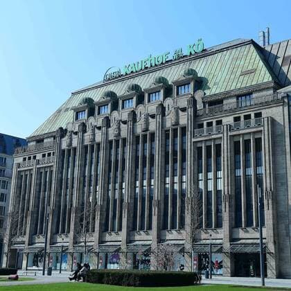 Galeria Karstadt Kaufhof beantragt Staatshilfe Die Corona-Krise droht Galeria Karstadt Kaufhof den gerade halbwegs gewonnenen Boden unter den Füßen wegzureißen. Nun hat der Warenhauskonzern nach LZ-Informationen Staatshilfen beantragt. Galeria Karstadt Kaufhof will unter den Rettungsschirm der Bundesregierung schlüpfen. Nach LZ-Informationen hat das Unternehmen Staatshilfen beantragt, um die wirtschaftlichen Folgen der Corona-Epidemie abfedern zu können. Der Warenhauskonzern musste, wie andere Nonfood-Händler auch, infolge der Pandemie seine Filialen deutschlandweit schließen.