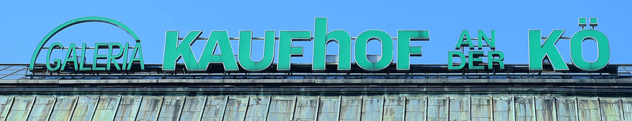 Galeria Karstadt Kaufhof beantragt Staatshilfe Die Corona-Krise droht Galeria Karstadt Kaufhof den gerade halbwegs gewonnenen Boden unter den Füßen wegzureißen. Nun hat der Warenhauskonzern nach LZ-Informationen Staatshilfen beantragt. Galeria Karstadt Kaufhof will unter den Rettungsschirm der Bundesregierung schlüpfen. Nach LZ-Informationen hat das Unternehmen Staatshilfen beantragt, um die wirtschaftlichen Folgen der Corona-Epidemie abfedern zu können. Der Warenhauskonzern musste, wie andere Nonfood-Händler auch, infolge der Pandemie seine Filialen deutschlandweit schließen.