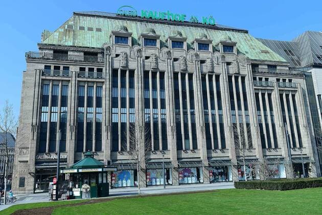 Galeria Karstadt Kaufhof beantragt Staatshilfe Die Corona-Krise droht Galeria Karstadt Kaufhof den gerade halbwegs gewonnenen Boden unter den Füßen wegzureißen. Nun hat der Warenhauskonzern nach LZ-Informationen Staatshilfen beantragt. Galeria Karstadt Kaufhof will unter den Rettungsschirm der Bundesregierung schlüpfen. Nach LZ-Informationen hat das Unternehmen Staatshilfen beantragt, um die wirtschaftlichen Folgen der Corona-Epidemie abfedern zu können. Der Warenhauskonzern musste, wie andere Nonfood-Händler auch, infolge der Pandemie seine Filialen deutschlandweit schließen.