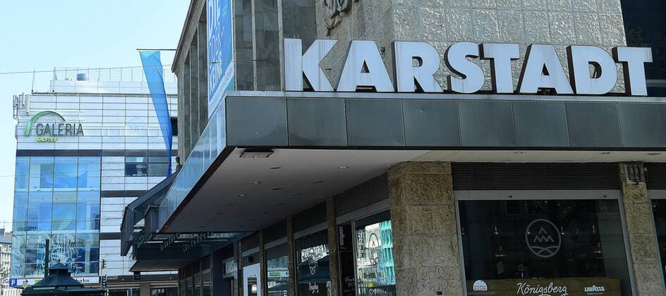 Galeria Karstadt Kaufhof beantragt Staatshilfe Die Corona-Krise droht Galeria Karstadt Kaufhof den gerade halbwegs gewonnenen Boden unter den Füßen wegzureißen. Nun hat der Warenhauskonzern nach LZ-Informationen Staatshilfen beantragt. Galeria Karstadt Kaufhof will unter den Rettungsschirm der Bundesregierung schlüpfen. Nach LZ-Informationen hat das Unternehmen Staatshilfen beantragt, um die wirtschaftlichen Folgen der Corona-Epidemie abfedern zu können. Der Warenhauskonzern musste, wie andere Nonfood-Händler auch, infolge der Pandemie seine Filialen deutschlandweit schließen.