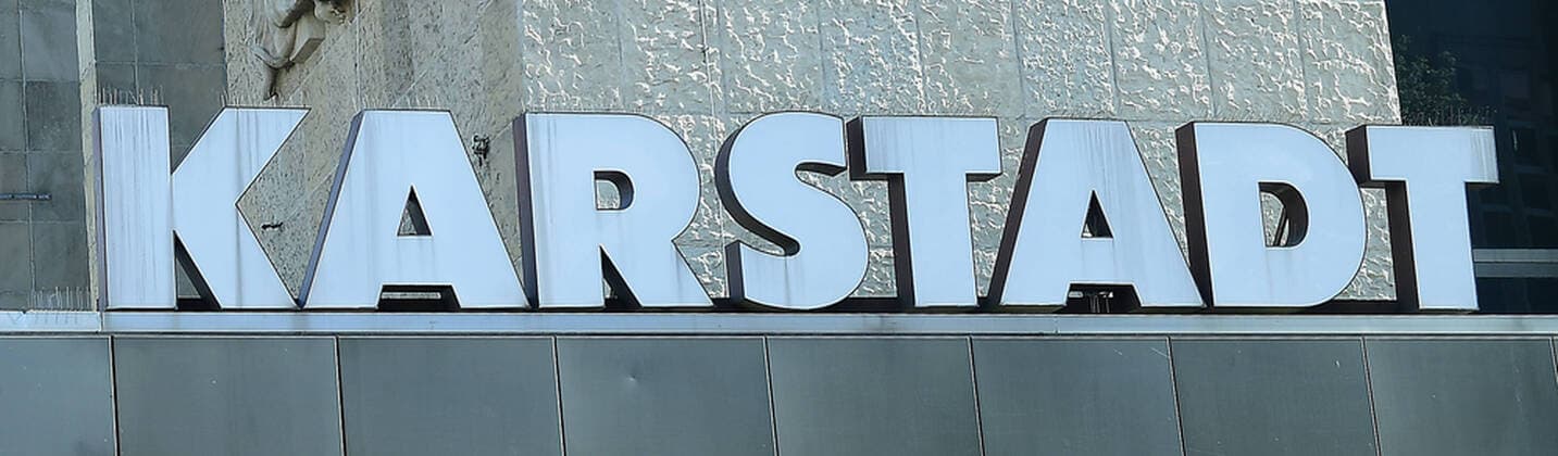 Galeria Karstadt Kaufhof beantragt Staatshilfe Die Corona-Krise droht Galeria Karstadt Kaufhof den gerade halbwegs gewonnenen Boden unter den Füßen wegzureißen. Nun hat der Warenhauskonzern nach LZ-Informationen Staatshilfen beantragt. Galeria Karstadt Kaufhof will unter den Rettungsschirm der Bundesregierung schlüpfen. Nach LZ-Informationen hat das Unternehmen Staatshilfen beantragt, um die wirtschaftlichen Folgen der Corona-Epidemie abfedern zu können. Der Warenhauskonzern musste, wie andere Nonfood-Händler auch, infolge der Pandemie seine Filialen deutschlandweit schließen.
