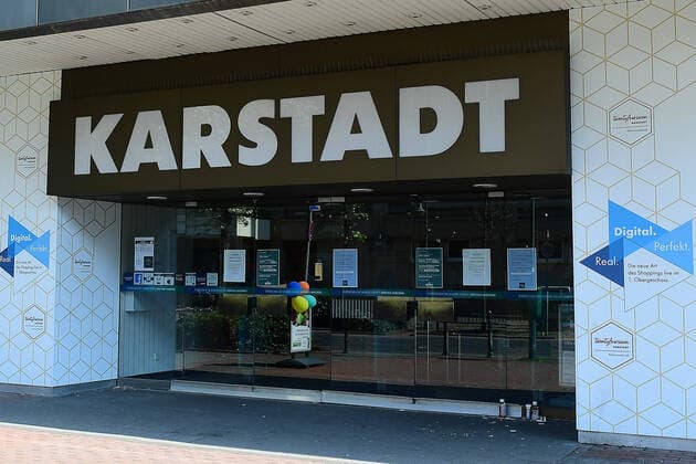 Galeria Karstadt Kaufhof beantragt Staatshilfe Die Corona-Krise droht Galeria Karstadt Kaufhof den gerade halbwegs gewonnenen Boden unter den Füßen wegzureißen. Nun hat der Warenhauskonzern nach LZ-Informationen Staatshilfen beantragt. Galeria Karstadt Kaufhof will unter den Rettungsschirm der Bundesregierung schlüpfen. Nach LZ-Informationen hat das Unternehmen Staatshilfen beantragt, um die wirtschaftlichen Folgen der Corona-Epidemie abfedern zu können. Der Warenhauskonzern musste, wie andere Nonfood-Händler auch, infolge der Pandemie seine Filialen deutschlandweit schließen.