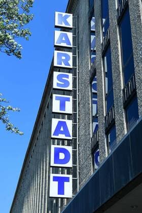 Galeria Karstadt Kaufhof beantragt Staatshilfe Die Corona-Krise droht Galeria Karstadt Kaufhof den gerade halbwegs gewonnenen Boden unter den Füßen wegzureißen. Nun hat der Warenhauskonzern nach LZ-Informationen Staatshilfen beantragt. Galeria Karstadt Kaufhof will unter den Rettungsschirm der Bundesregierung schlüpfen. Nach LZ-Informationen hat das Unternehmen Staatshilfen beantragt, um die wirtschaftlichen Folgen der Corona-Epidemie abfedern zu können. Der Warenhauskonzern musste, wie andere Nonfood-Händler auch, infolge der Pandemie seine Filialen deutschlandweit schließen.