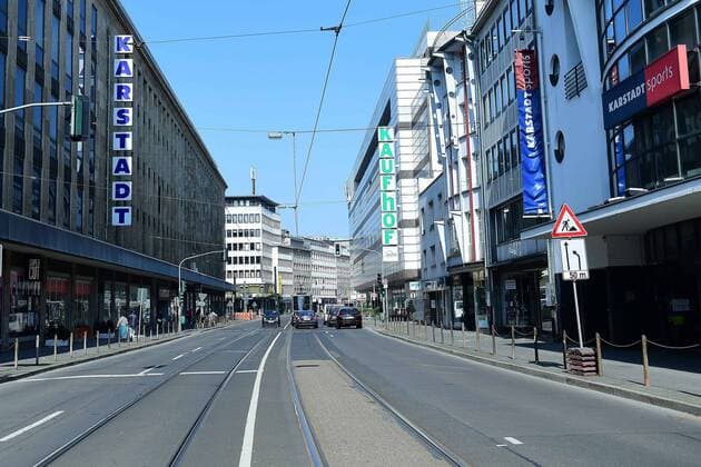 Galeria Karstadt Kaufhof beantragt Staatshilfe Die Corona-Krise droht Galeria Karstadt Kaufhof den gerade halbwegs gewonnenen Boden unter den Füßen wegzureißen. Nun hat der Warenhauskonzern nach LZ-Informationen Staatshilfen beantragt. Galeria Karstadt Kaufhof will unter den Rettungsschirm der Bundesregierung schlüpfen. Nach LZ-Informationen hat das Unternehmen Staatshilfen beantragt, um die wirtschaftlichen Folgen der Corona-Epidemie abfedern zu können. Der Warenhauskonzern musste, wie andere Nonfood-Händler auch, infolge der Pandemie seine Filialen deutschlandweit schließen.