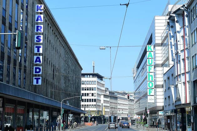 Galeria Karstadt Kaufhof beantragt Staatshilfe Die Corona-Krise droht Galeria Karstadt Kaufhof den gerade halbwegs gewonnenen Boden unter den Füßen wegzureißen. Nun hat der Warenhauskonzern nach LZ-Informationen Staatshilfen beantragt. Galeria Karstadt Kaufhof will unter den Rettungsschirm der Bundesregierung schlüpfen. Nach LZ-Informationen hat das Unternehmen Staatshilfen beantragt, um die wirtschaftlichen Folgen der Corona-Epidemie abfedern zu können. Der Warenhauskonzern musste, wie andere Nonfood-Händler auch, infolge der Pandemie seine Filialen deutschlandweit schließen.