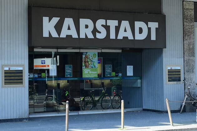 Galeria Karstadt Kaufhof beantragt Staatshilfe Die Corona-Krise droht Galeria Karstadt Kaufhof den gerade halbwegs gewonnenen Boden unter den Füßen wegzureißen. Nun hat der Warenhauskonzern nach LZ-Informationen Staatshilfen beantragt. Galeria Karstadt Kaufhof will unter den Rettungsschirm der Bundesregierung schlüpfen. Nach LZ-Informationen hat das Unternehmen Staatshilfen beantragt, um die wirtschaftlichen Folgen der Corona-Epidemie abfedern zu können. Der Warenhauskonzern musste, wie andere Nonfood-Händler auch, infolge der Pandemie seine Filialen deutschlandweit schließen.