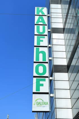 Galeria Karstadt Kaufhof beantragt Staatshilfe Die Corona-Krise droht Galeria Karstadt Kaufhof den gerade halbwegs gewonnenen Boden unter den Füßen wegzureißen. Nun hat der Warenhauskonzern nach LZ-Informationen Staatshilfen beantragt. Galeria Karstadt Kaufhof will unter den Rettungsschirm der Bundesregierung schlüpfen. Nach LZ-Informationen hat das Unternehmen Staatshilfen beantragt, um die wirtschaftlichen Folgen der Corona-Epidemie abfedern zu können. Der Warenhauskonzern musste, wie andere Nonfood-Händler auch, infolge der Pandemie seine Filialen deutschlandweit schließen.