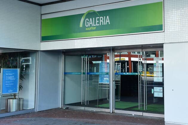 Galeria Karstadt Kaufhof beantragt Staatshilfe Die Corona-Krise droht Galeria Karstadt Kaufhof den gerade halbwegs gewonnenen Boden unter den Füßen wegzureißen. Nun hat der Warenhauskonzern nach LZ-Informationen Staatshilfen beantragt. Galeria Karstadt Kaufhof will unter den Rettungsschirm der Bundesregierung schlüpfen. Nach LZ-Informationen hat das Unternehmen Staatshilfen beantragt, um die wirtschaftlichen Folgen der Corona-Epidemie abfedern zu können. Der Warenhauskonzern musste, wie andere Nonfood-Händler auch, infolge der Pandemie seine Filialen deutschlandweit schließen.