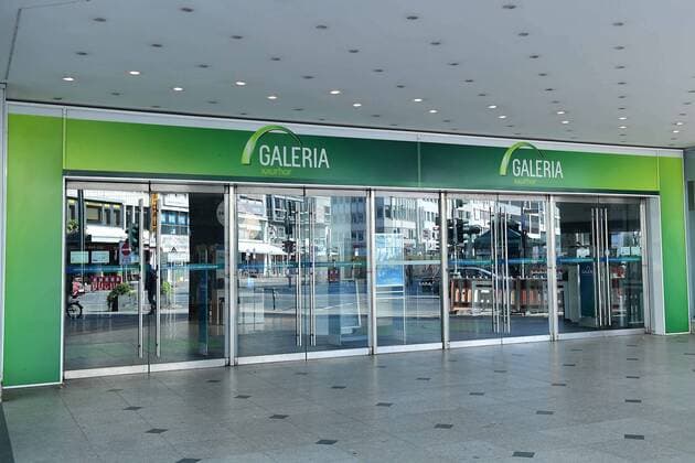 Galeria Karstadt Kaufhof beantragt Staatshilfe Die Corona-Krise droht Galeria Karstadt Kaufhof den gerade halbwegs gewonnenen Boden unter den Füßen wegzureißen. Nun hat der Warenhauskonzern nach LZ-Informationen Staatshilfen beantragt. Galeria Karstadt Kaufhof will unter den Rettungsschirm der Bundesregierung schlüpfen. Nach LZ-Informationen hat das Unternehmen Staatshilfen beantragt, um die wirtschaftlichen Folgen der Corona-Epidemie abfedern zu können. Der Warenhauskonzern musste, wie andere Nonfood-Händler auch, infolge der Pandemie seine Filialen deutschlandweit schließen.